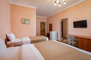 Гостевой дом Южная Дача Геленджик Номер Эконом 3-х местный, 1-й этаж с балконом-3